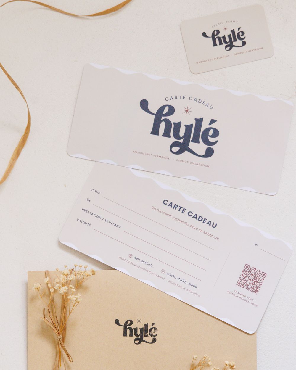 Carte cadeau Hylé Studio Dermo dans son emballage kraft orné de fleurs séchées