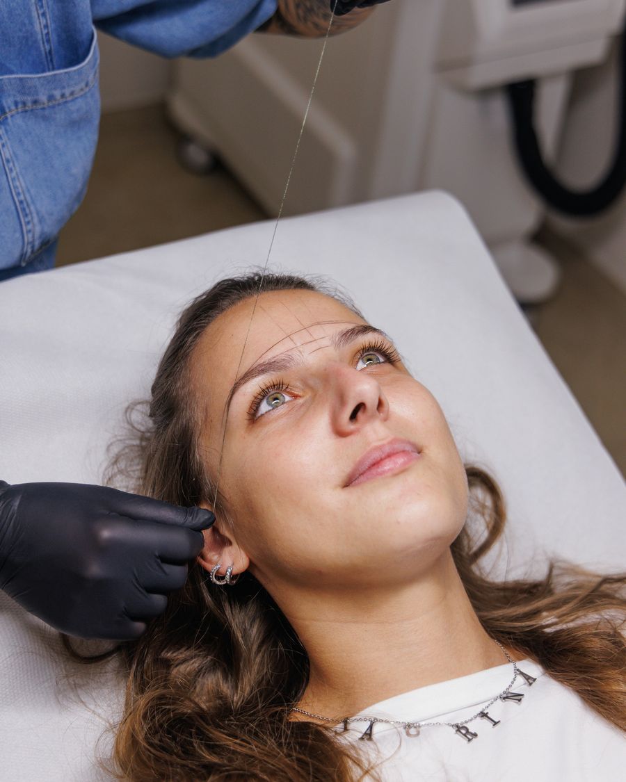 Épilation des sourcils au fil au studio Hylé à Biguglia