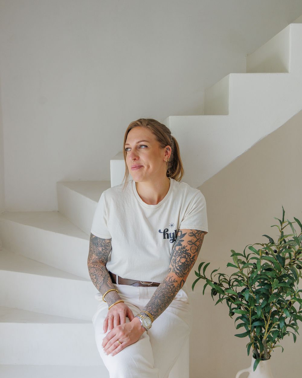Portrait de Marie, fondatrice de Hylé Studio Dermo, dans le studio de Biguglia