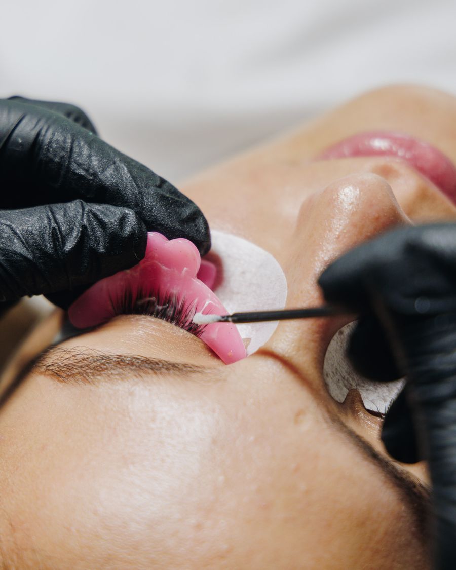 Traitement des cils sur le bigoudi en silicone pendant le rehaussement de cils
