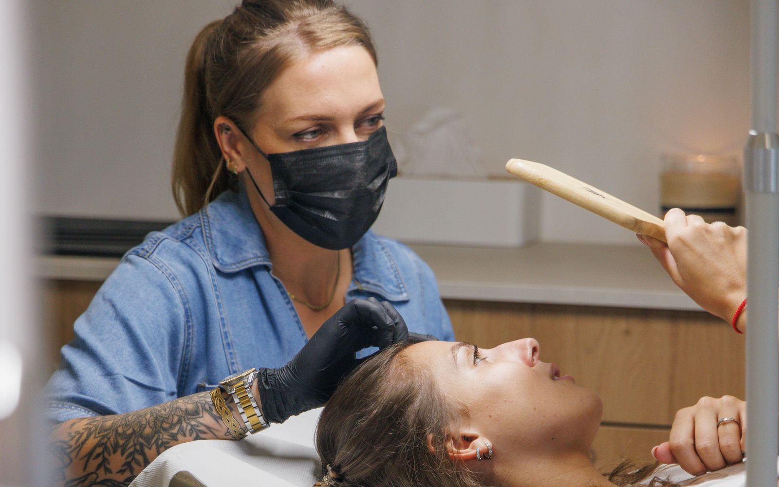 Marie en plein soin de maquillage permanent des sourcils au studio Hylé à Biguglia