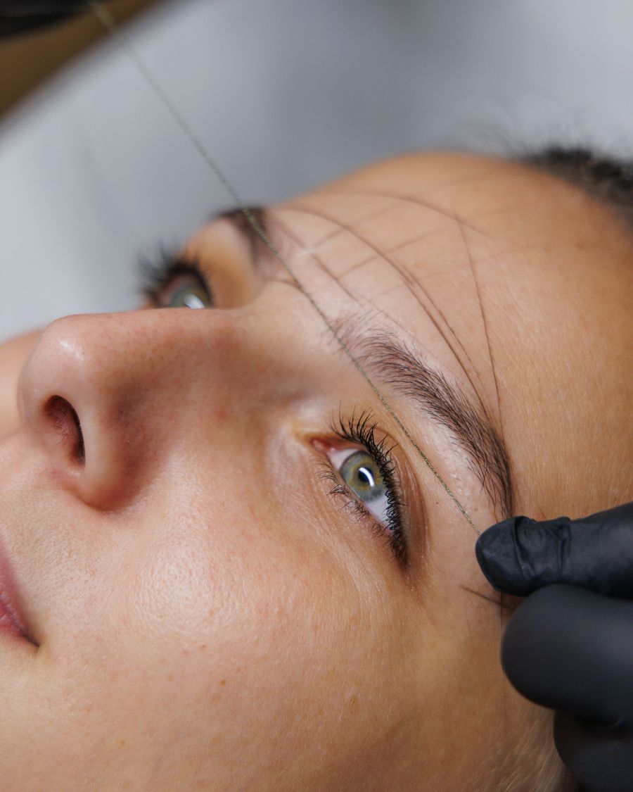 Mapping des sourcils sur-mesure avant un maquillage permanent au studio Hylé
