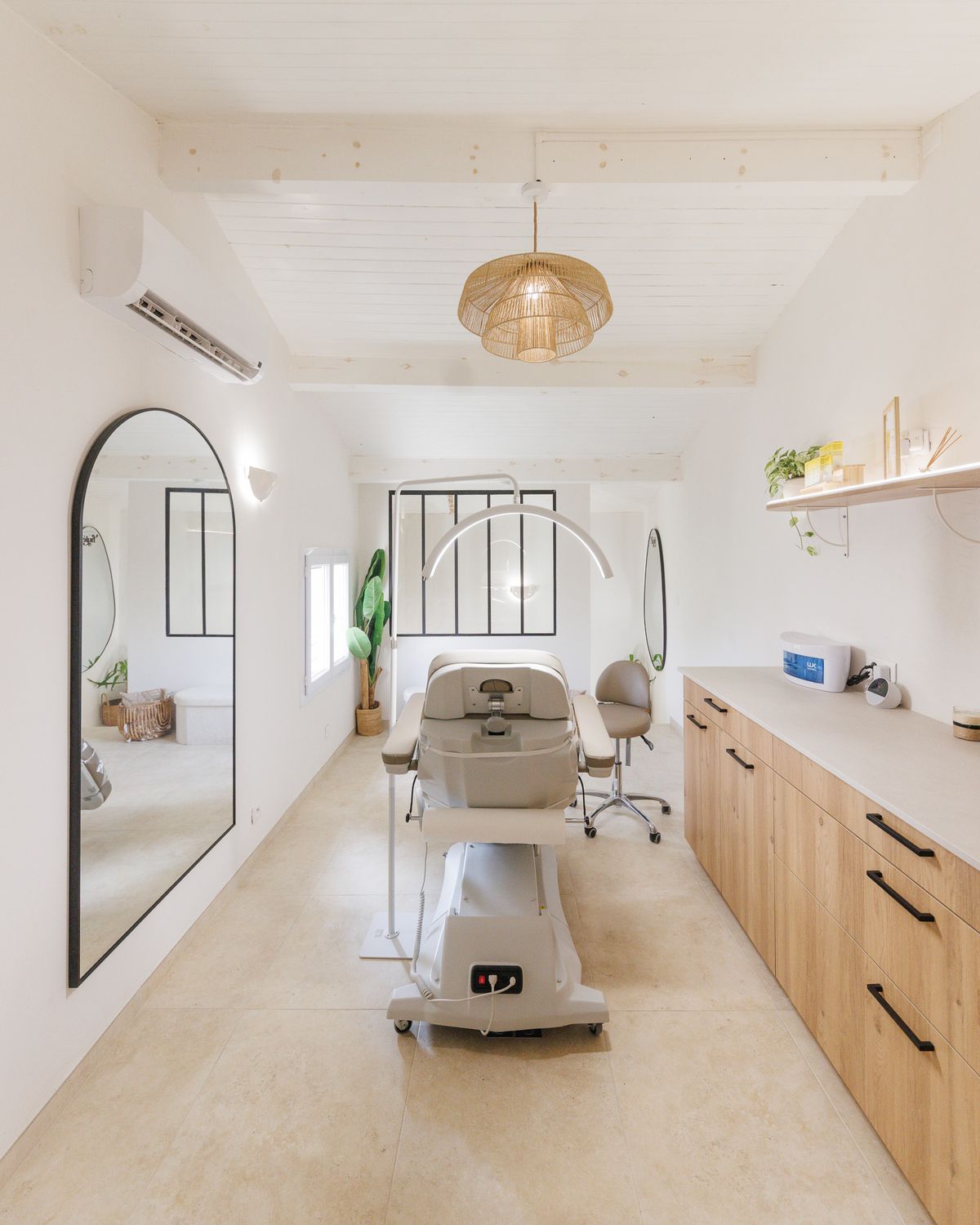 Cabine de soin lumineuse du studio Hylé à Biguglia, avec miroir arche et fauteuil de pigmentation