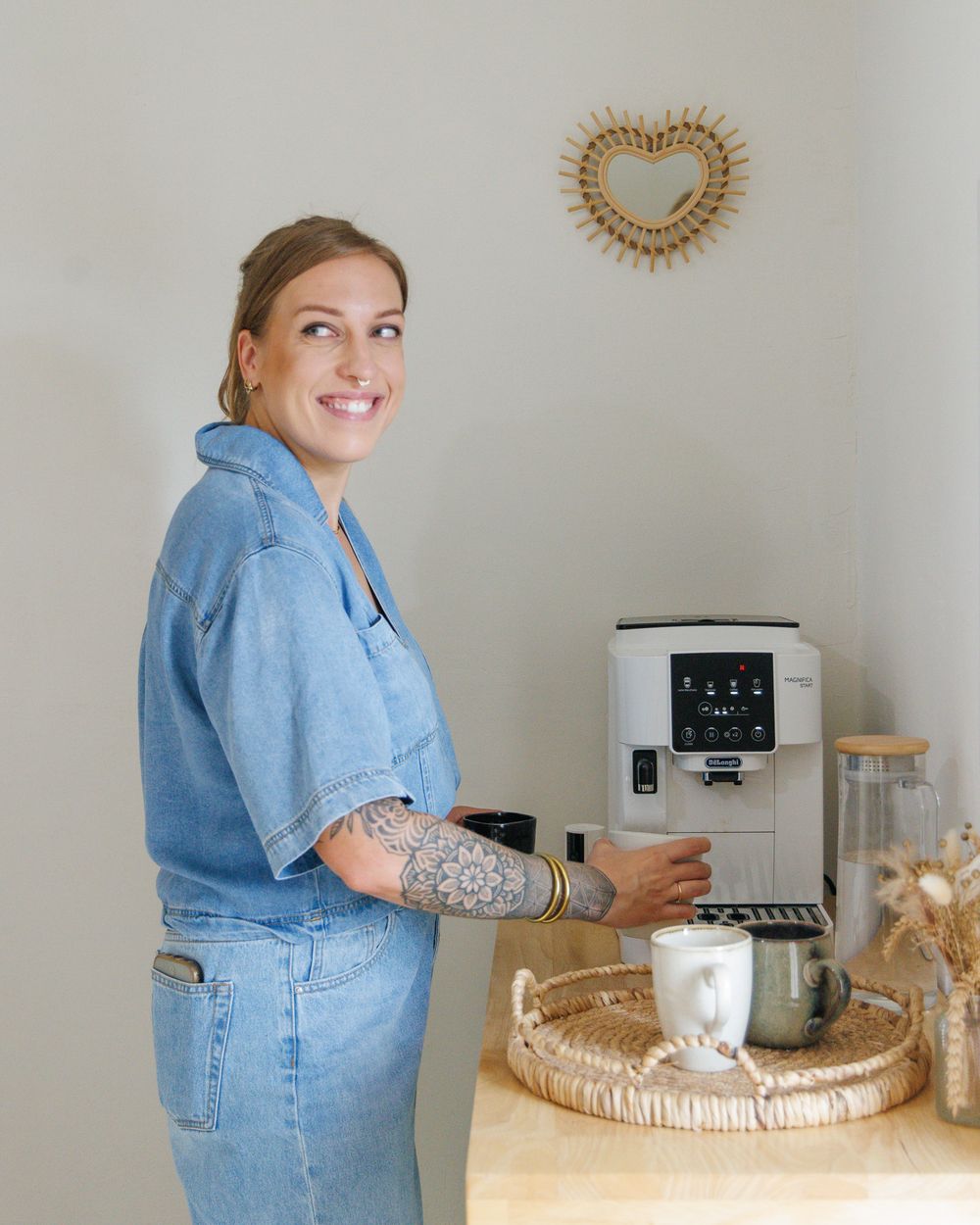 Marie prépare un café dans le coin détente du studio Hylé à Biguglia